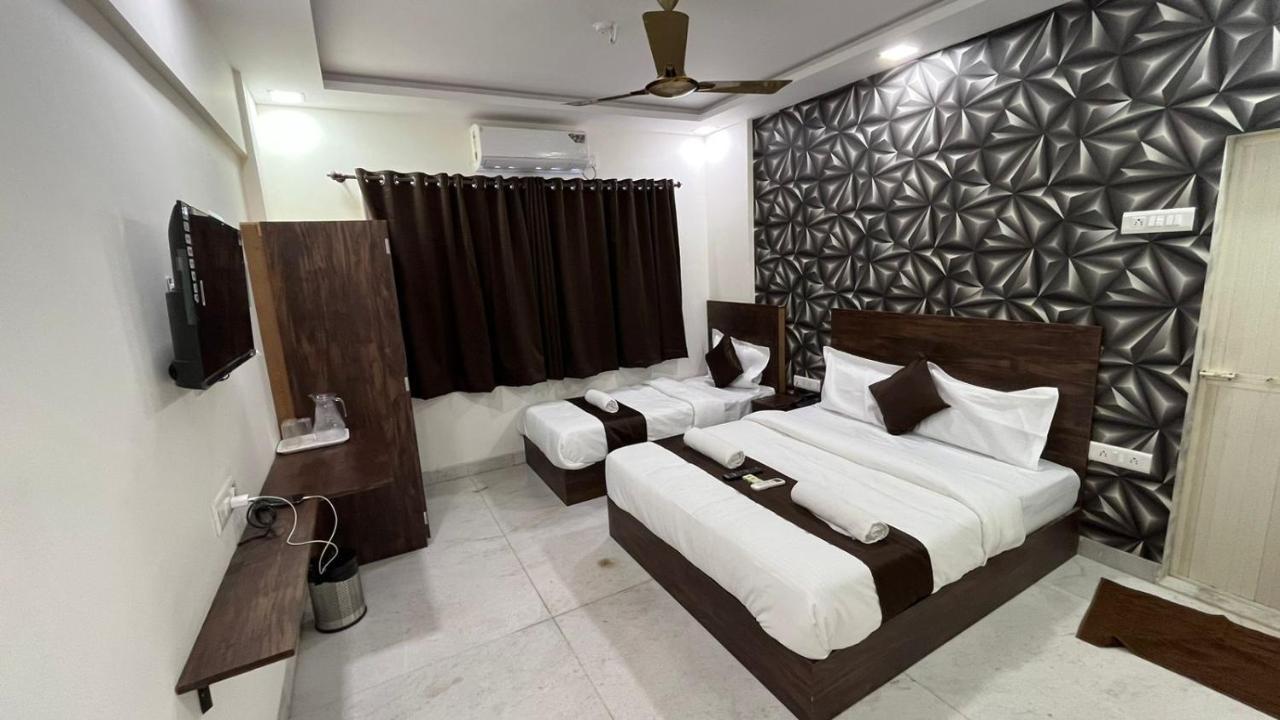 Hotel Plaza Rooms - Prabhadevi Dadar - Mumbai — Photos 1